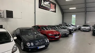 Bilhall med bilar i utställning