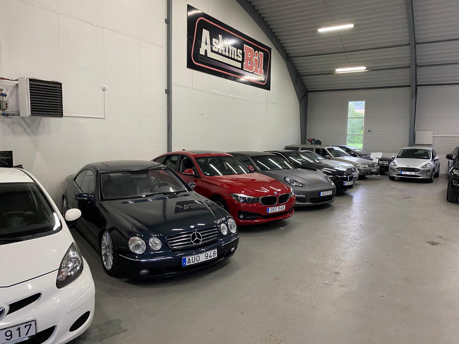 Bild som visar askimbils utställning av bilar