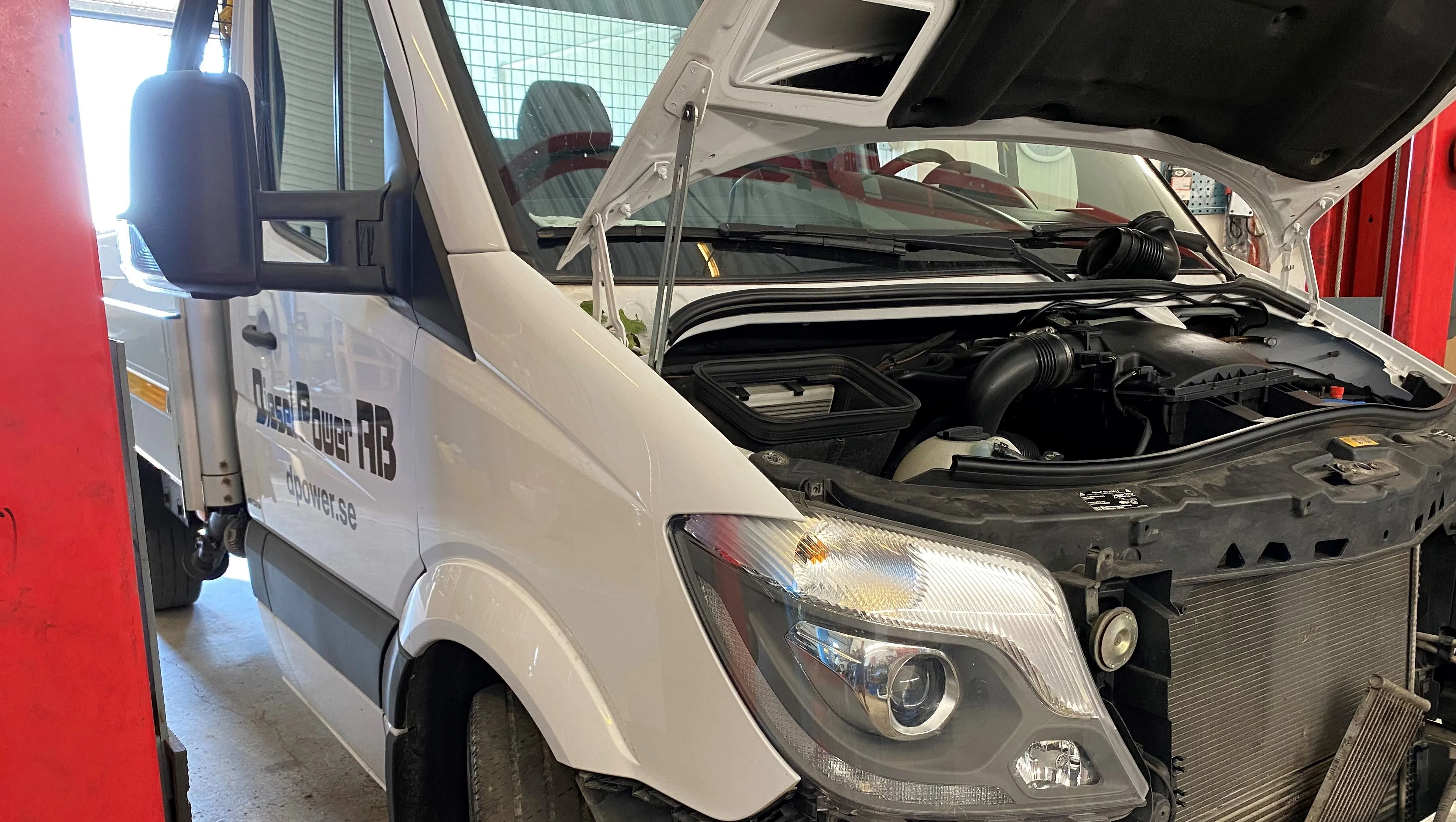 Transportbil på verkstad för service