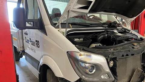 Transportbil på verkstad för service