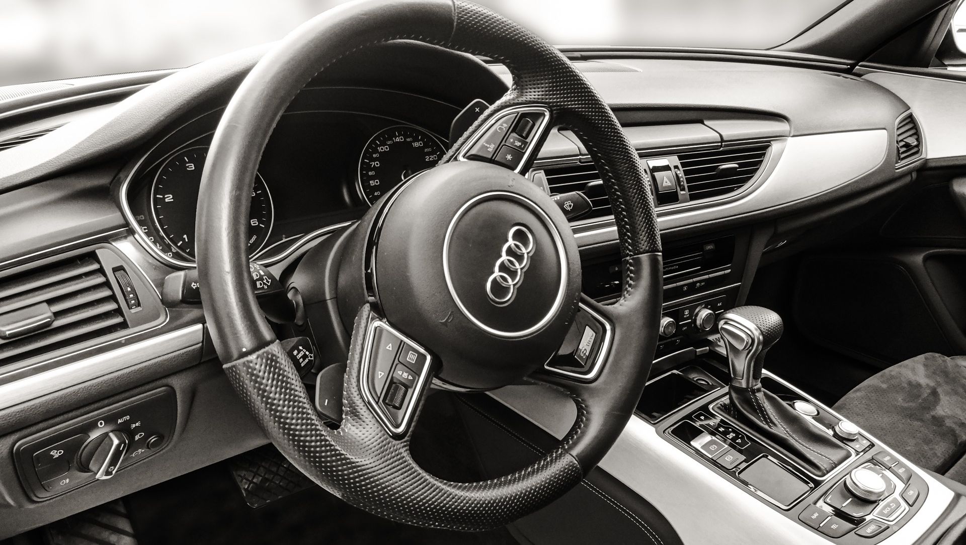 bil invändigt där man ser en ratt